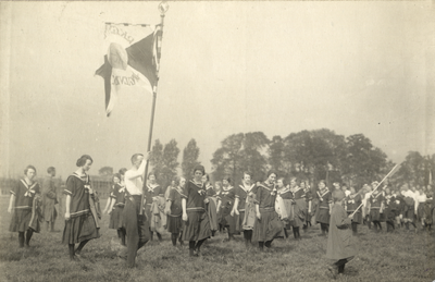 98747 Afbeelding van leden van de R.K. Gymnastiekvereniging Jong Leven tijdens de gymnastiek- en atletiekdemonstraties ...